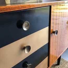 Movél Olaio-Aparador-detalhes de preto dourado e madeira