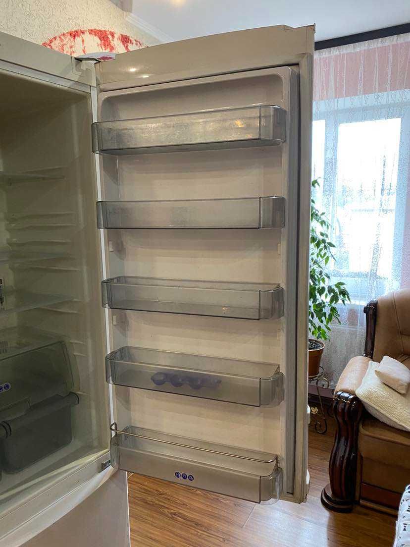 Холодильник  Whirlpool NoFrost у відмінному стані
