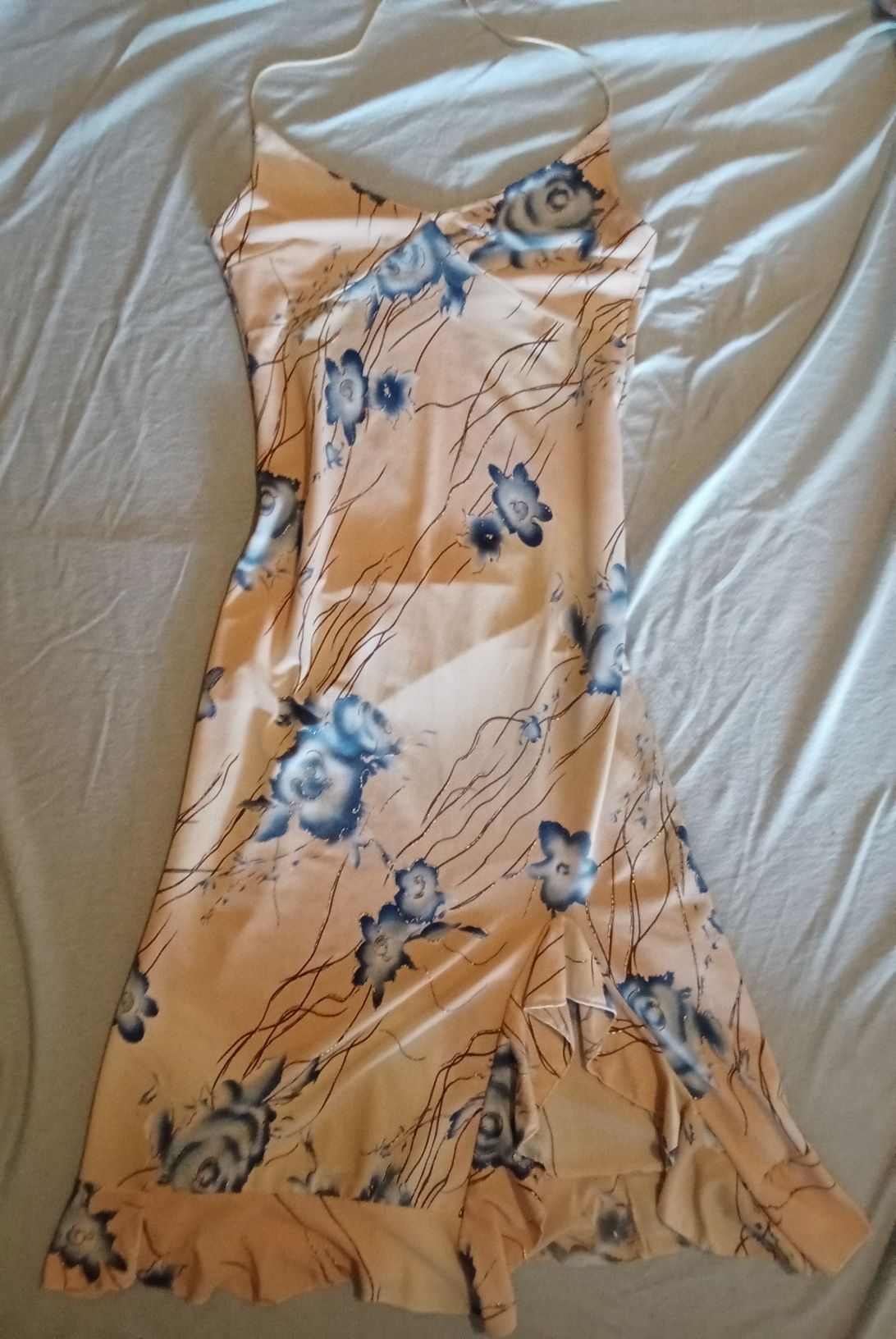 Vários vestidos e roupa de mulher