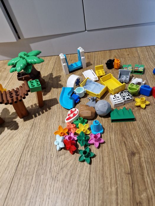 Ogromny zestaw LEGO, liczne postacie, szpital, zoo, kolejka