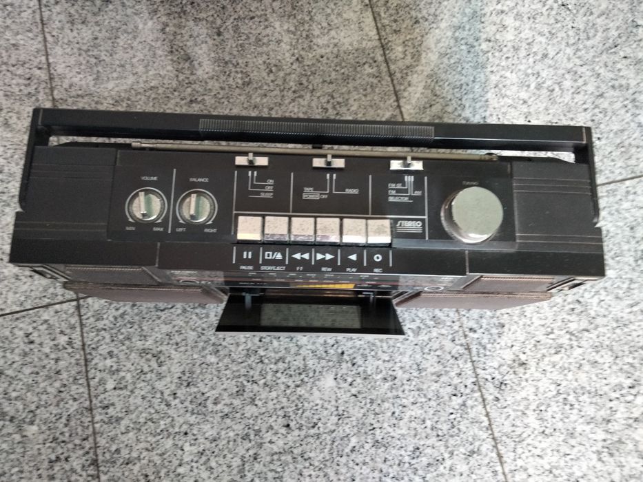 Rádio e leitor de cassetes