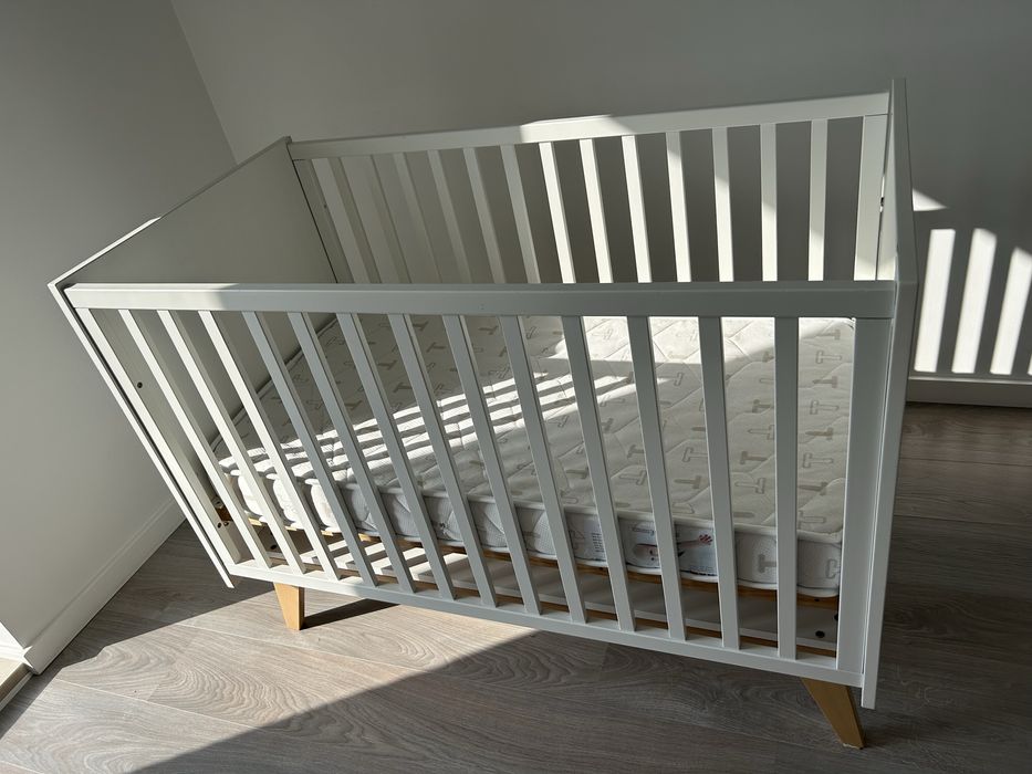 Cama com colchão e comoda Trama