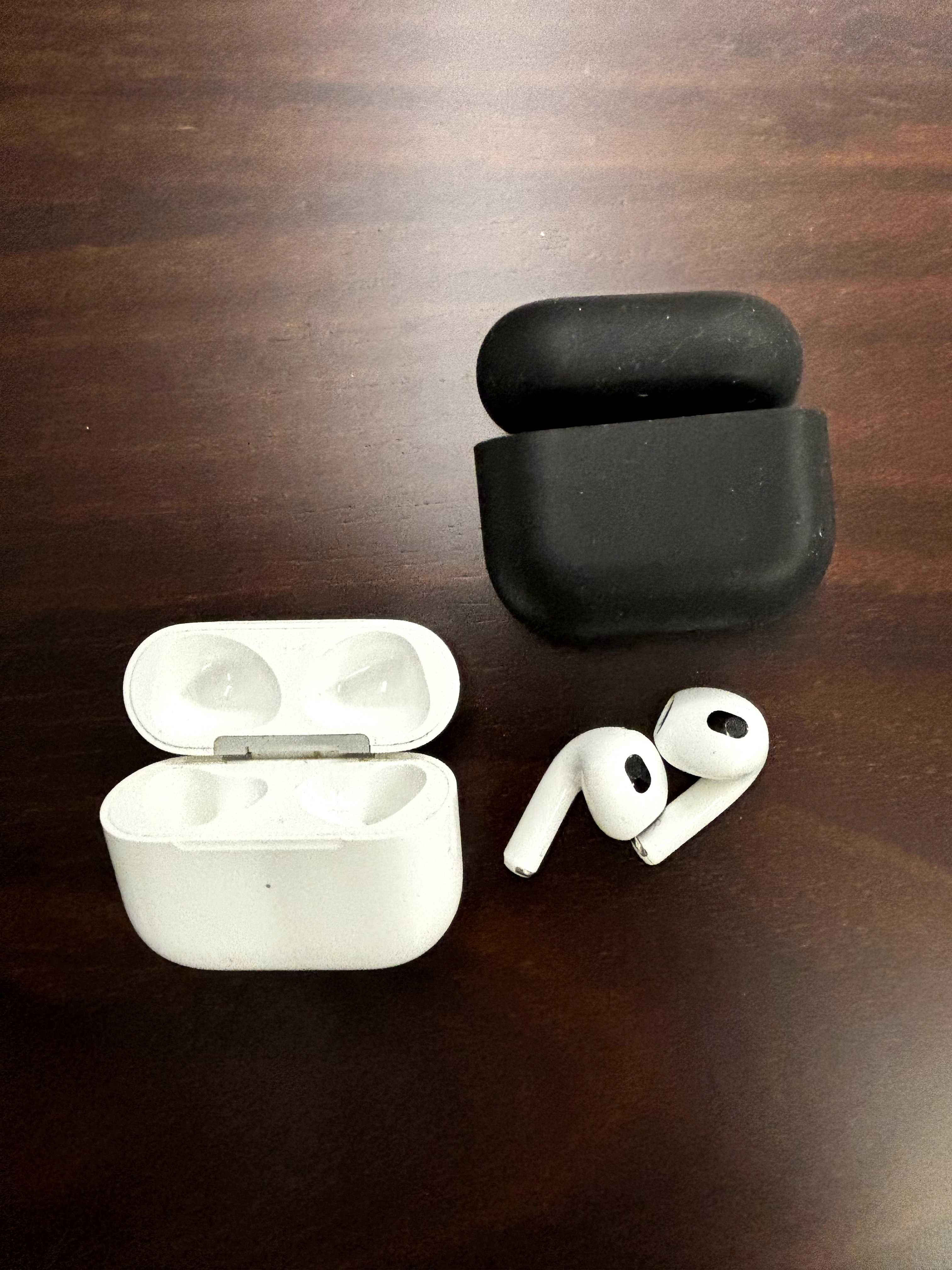 Airpods 3rd generation funcionais mas com volume reduzido. Oferta capa