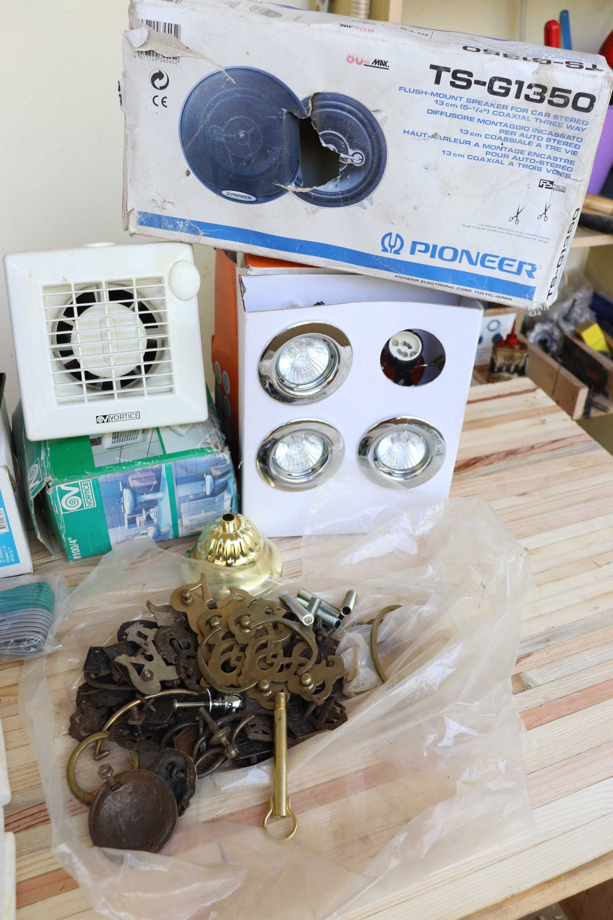 Lote Variado: Coluna, Extractor, Candeeiro, Lâmpadas, etc.