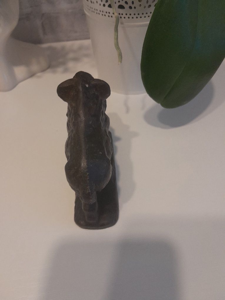 Staŕa figurka dzika odlew stalowy bardzo ładna ozdoba wnętrza