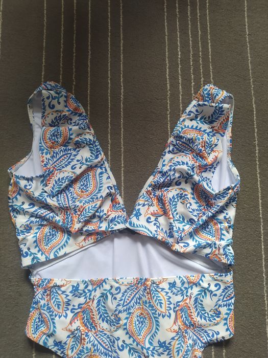 Strój kąpielowy jednoczęściowy z ozdobnym wycięciem na brzuchu