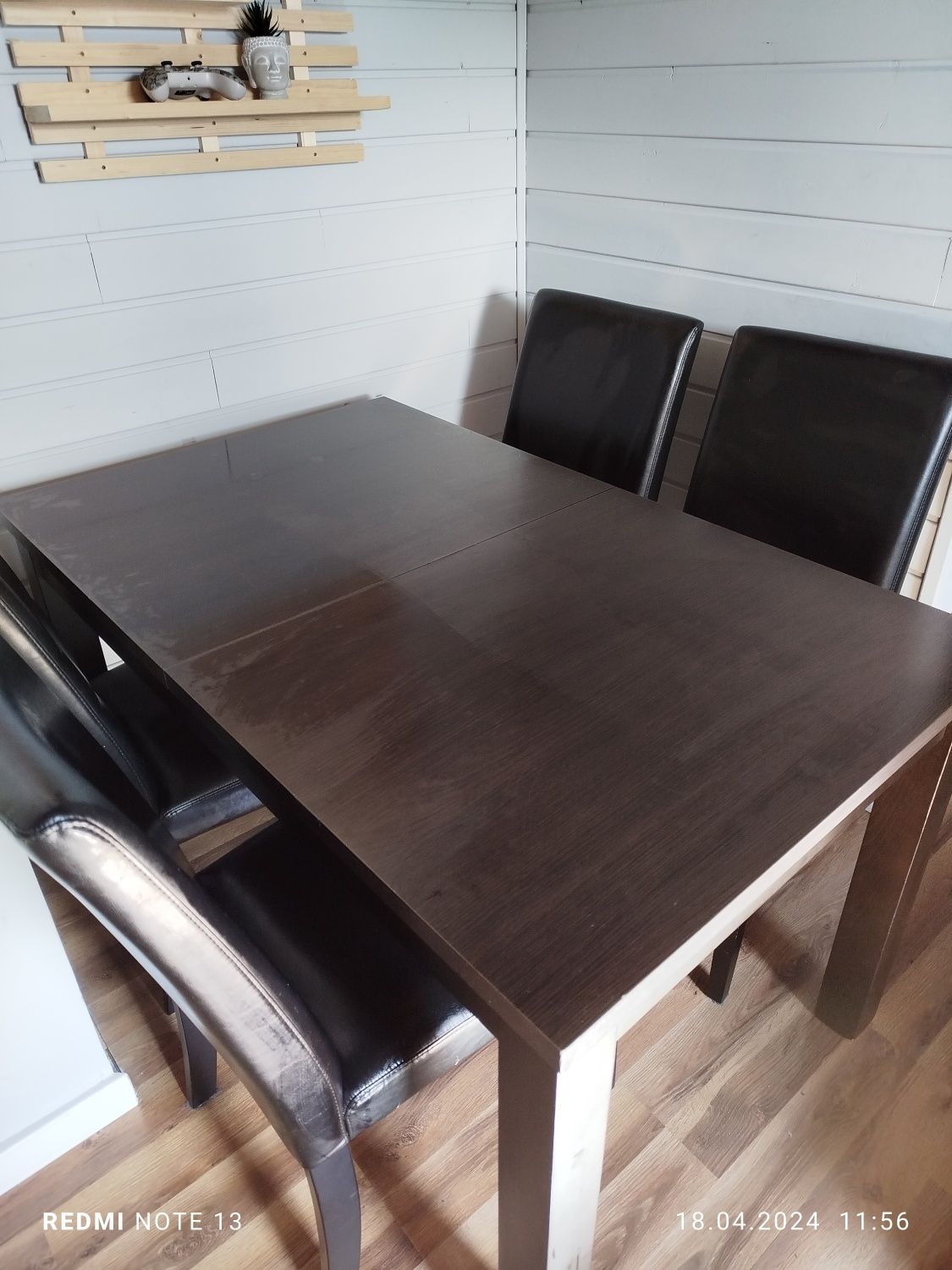 Zestaw - stół  z  krzesłami
