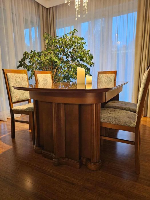 Stół drewniany z krzesłami