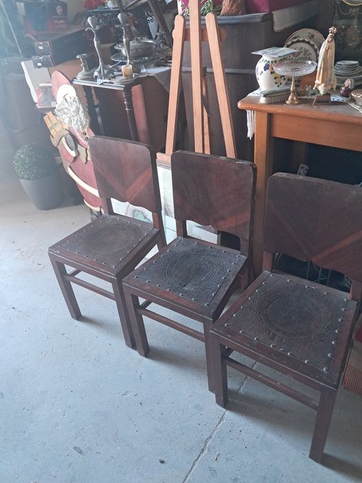 Seis cadeiras em madeira