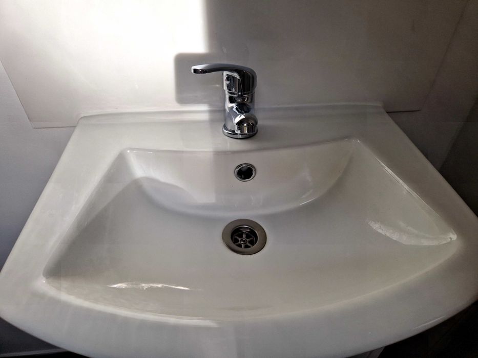 Umywalka łazienkowa z szafką i baterią