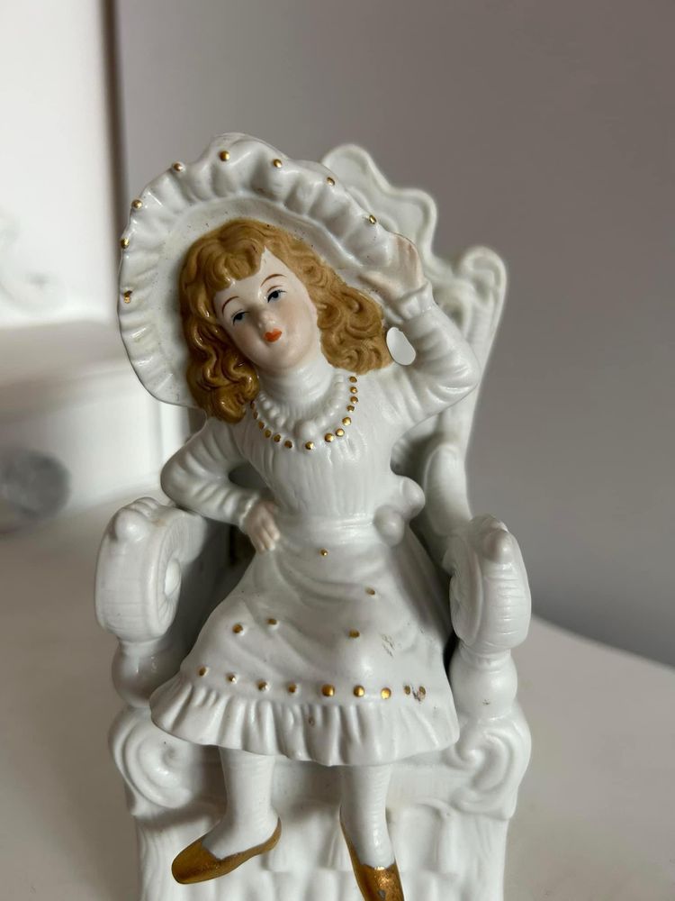 Figurka ceramiczna dziewczynka w fotelu nr.6286