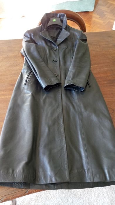 Casaco de senhora em pele cor preto, comprido tamanho 38.