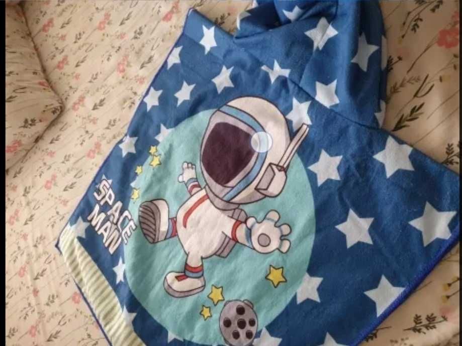 Дитячий пляжний халат-рушник. Космонавт.