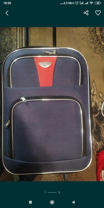 Чемодан на колесах  среднего размера