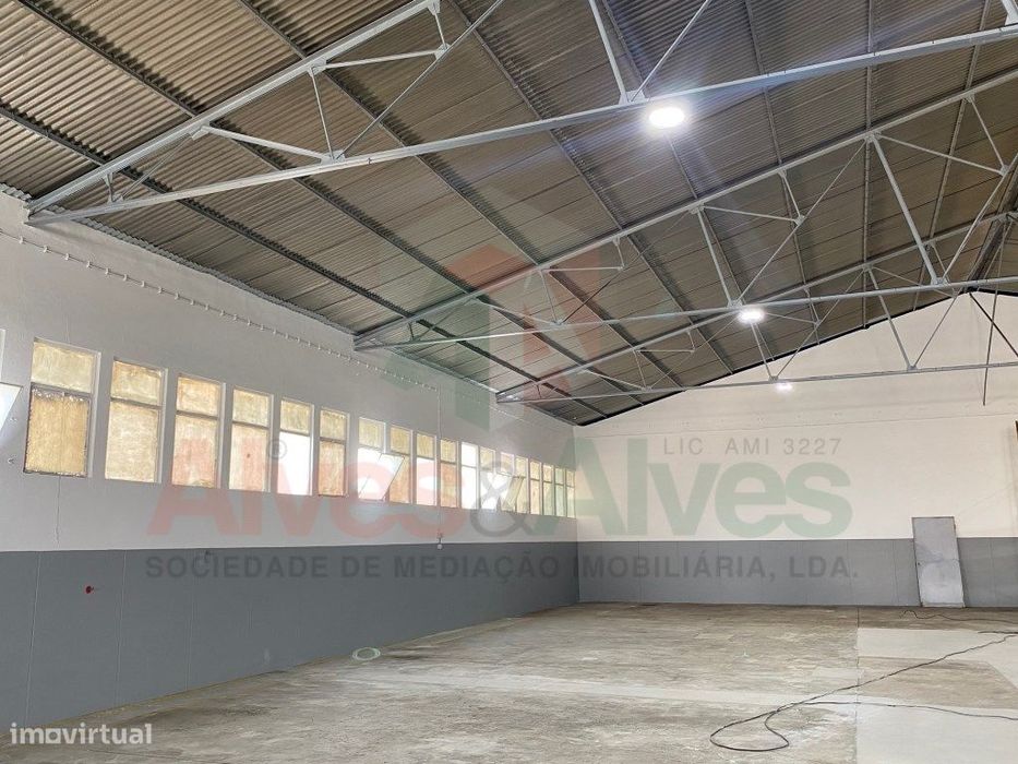 Armazém 800m2 para Arrendar na Maia
