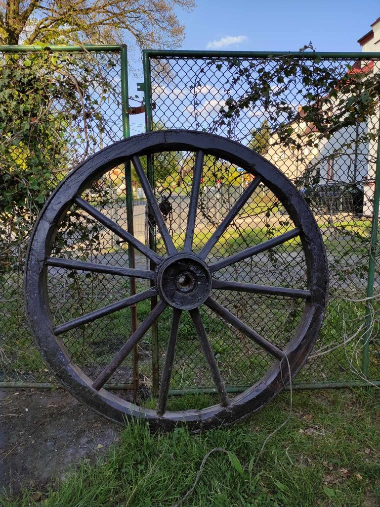Stare drewniane koło od wozu