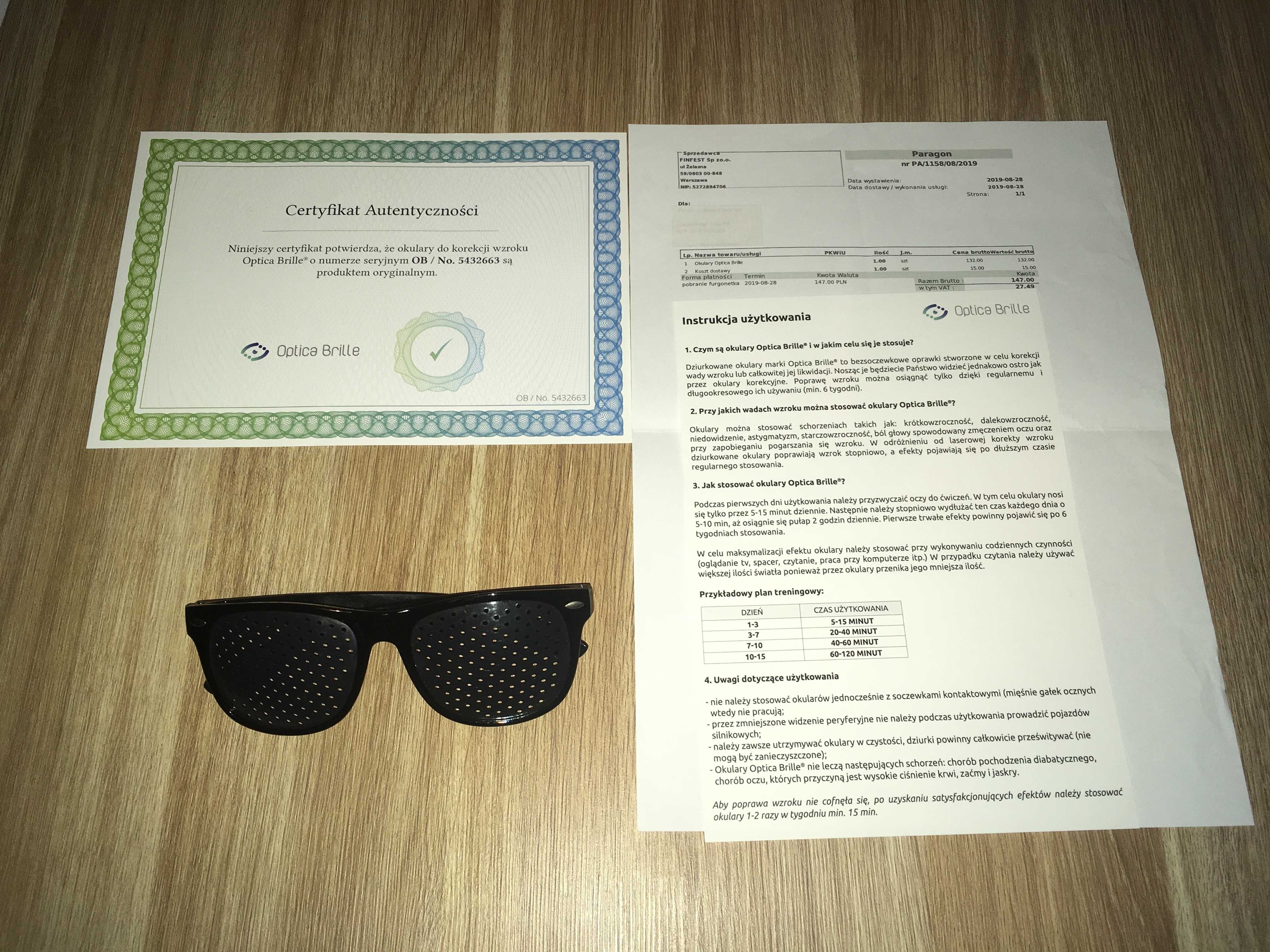 Dziurkowane okulary marki Optica Brille