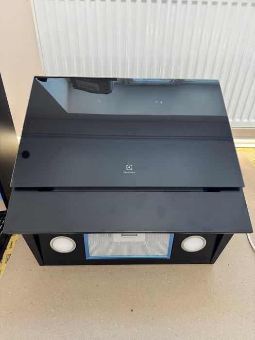 Вытяжка наклонная Electrolux LFV616K 600мм