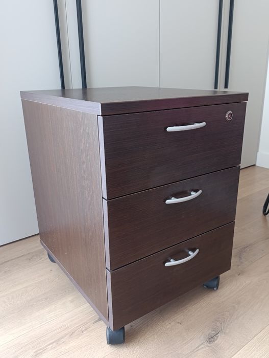 Bloco de gavetas com rodas