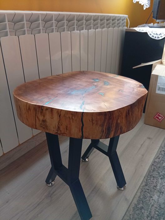 Stolik kawowy z plastra i zywicy epoksydowej