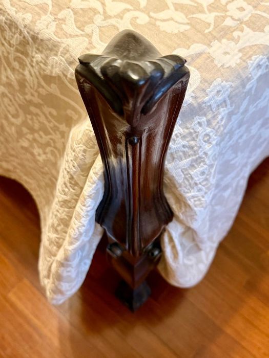 Cama em Pau-Santo entalhado