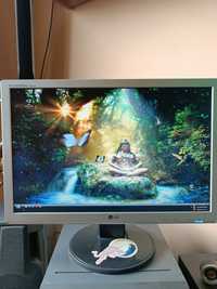 Komputer PC z monitorem