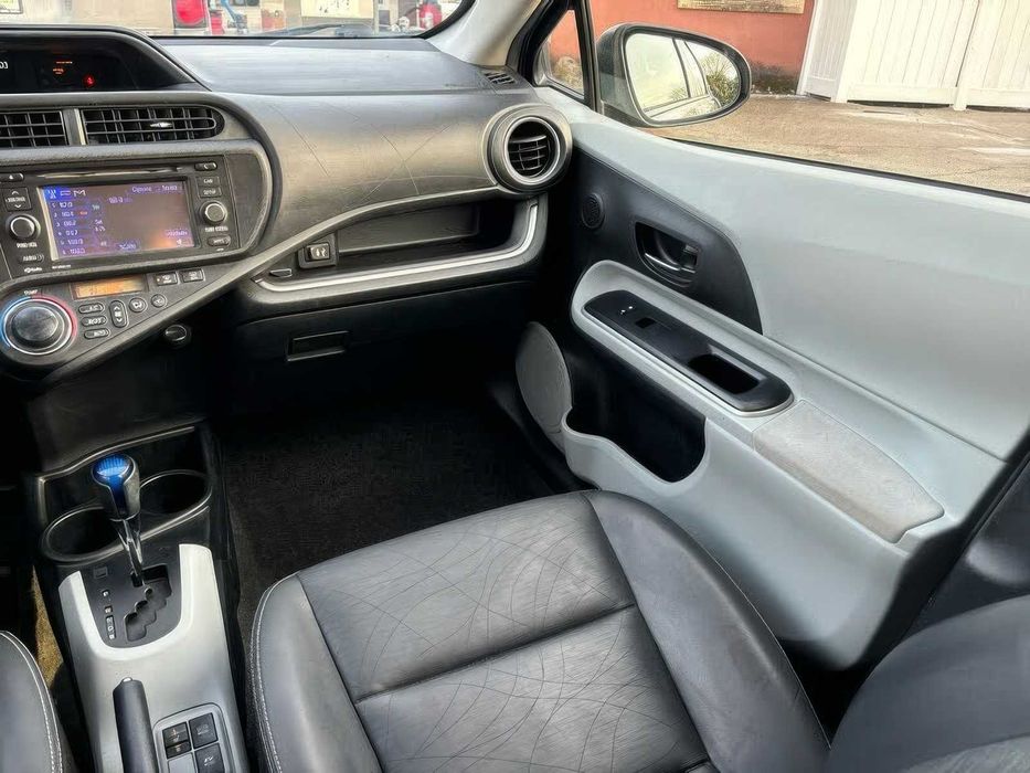 Toyota Prius c Four      2014