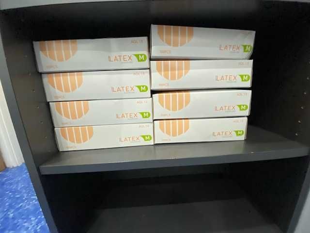 Luvas, máscaras, batas e fatos