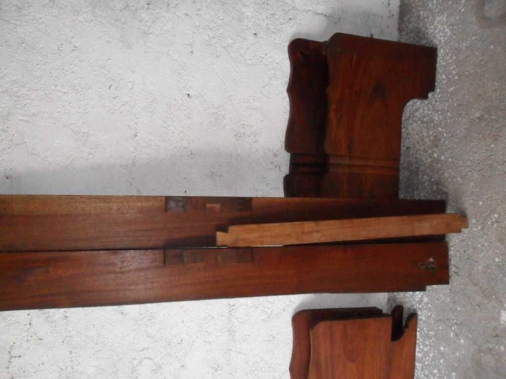 2 Camas de solteiro, de madeira maciça