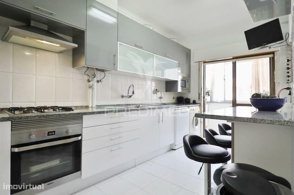 Apartamento com boas áreas e lareira