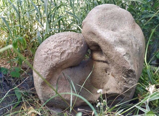 Камінь-Валун « Поцілунок закоханих» для Ландшафтного дизайну.