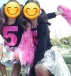 Fantasia de Cheerleader, mini-saia prateada e dois ponpons rosa