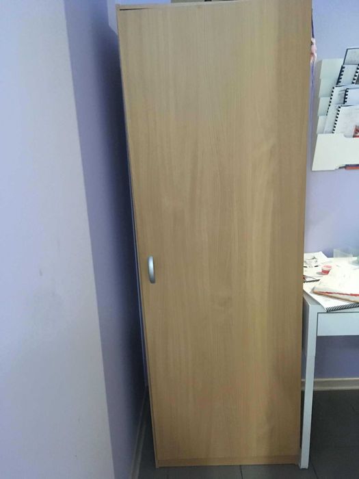 Oddam za darmo szafę w kolorze jasnego brązu i szafkę w kolorze białym