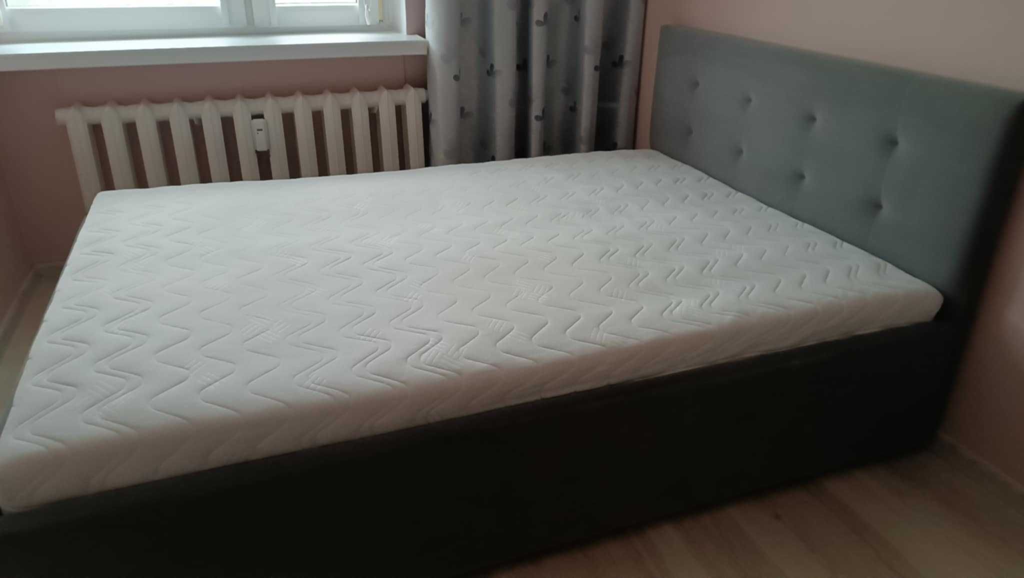 Łóżko z materacem