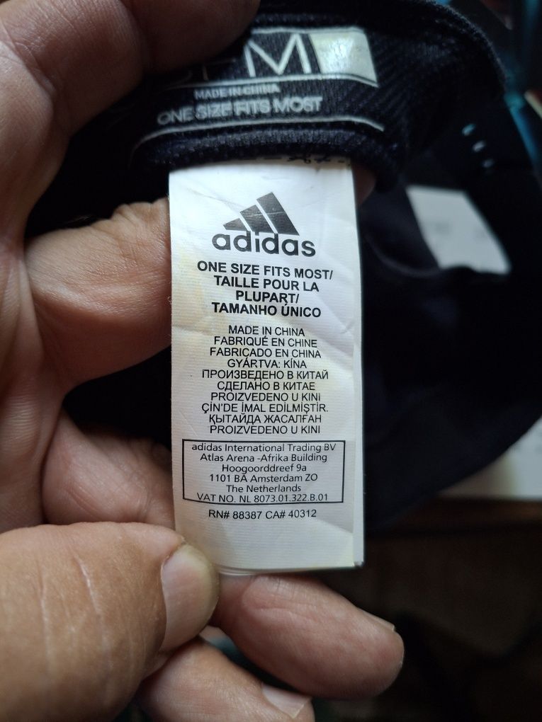 Boné Adidas novo.