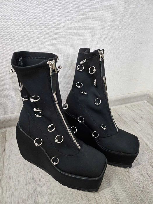 Ботинки Dolls Kill в готичному індустріальному стилі
