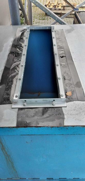 Kontener metalowy z otwieranym dnem i uszami