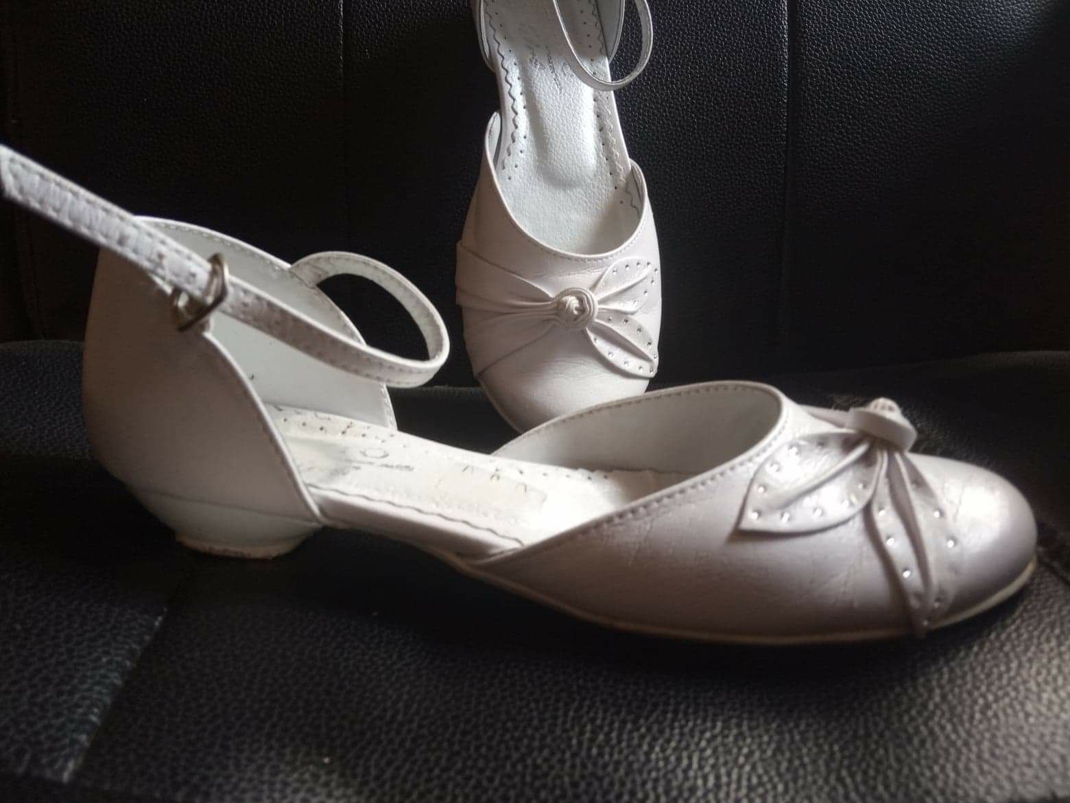 Buty komunijne r. 34