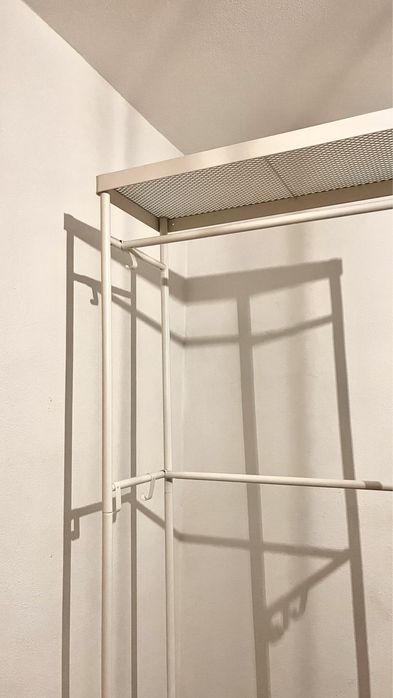 Cabide c/estante p/sapatos (Ikea: MACKAPÄR)