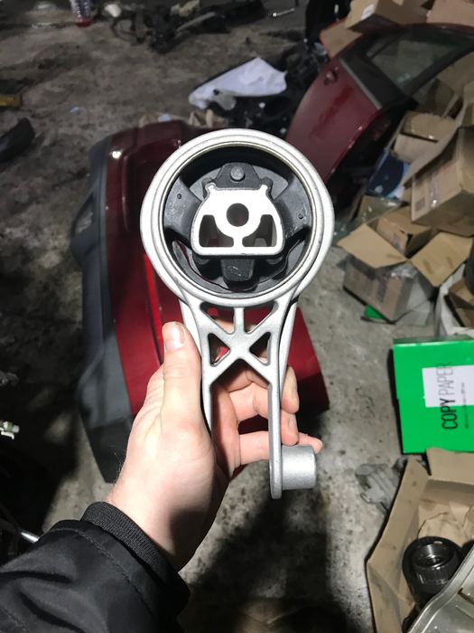 Кронштейн задней подушки Chevrolet volt 11-15