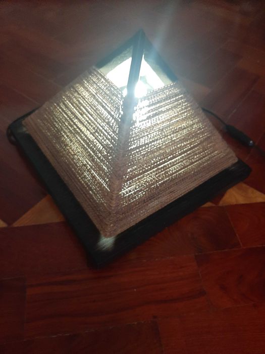 Candeeiro de mesa em madeira e corda