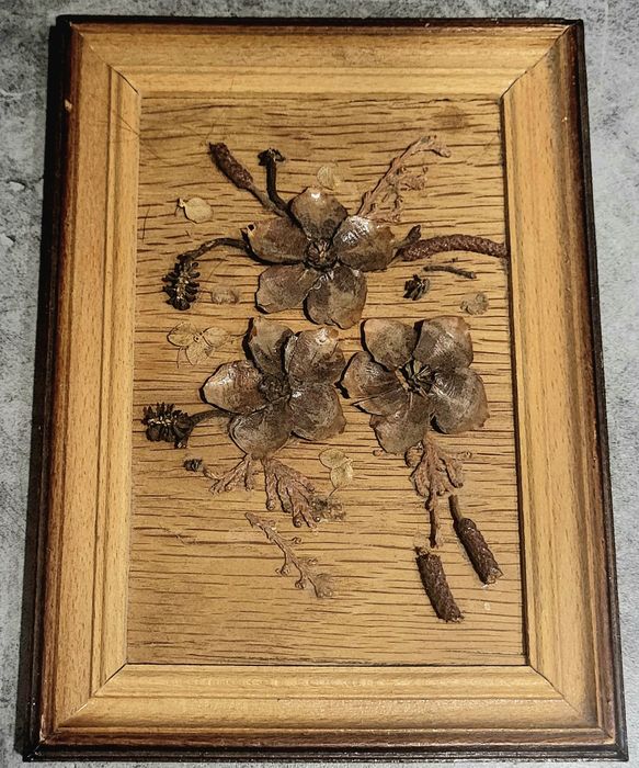 Mały, drewniany obraz z kwiatkami (płaskorzeźba)