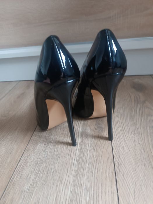 Czarne lakierowane szpilki