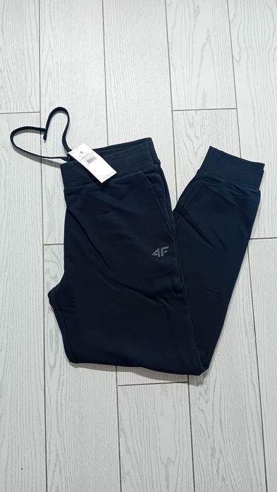 Nowe! Oryginalne 4F joggery męskie czarne rozmiar S (258)