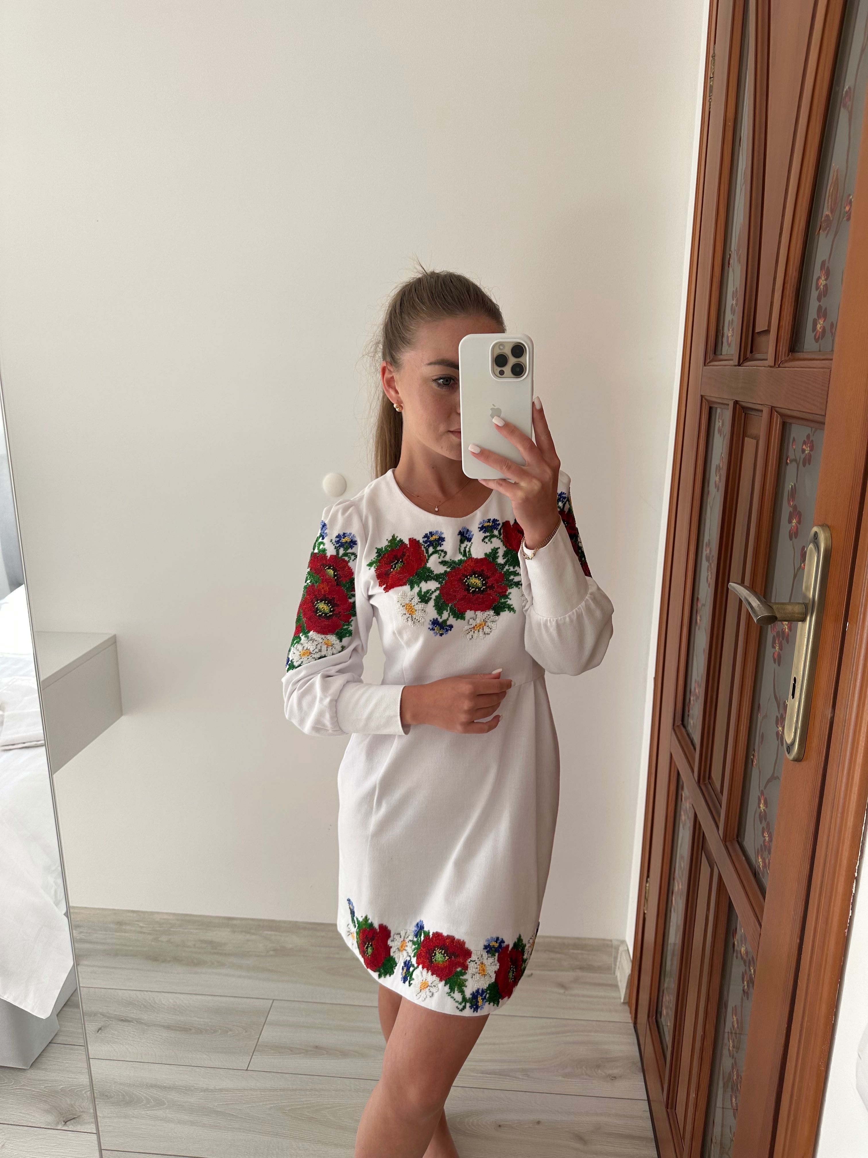 Вишита сукня з бісеру та поясом
