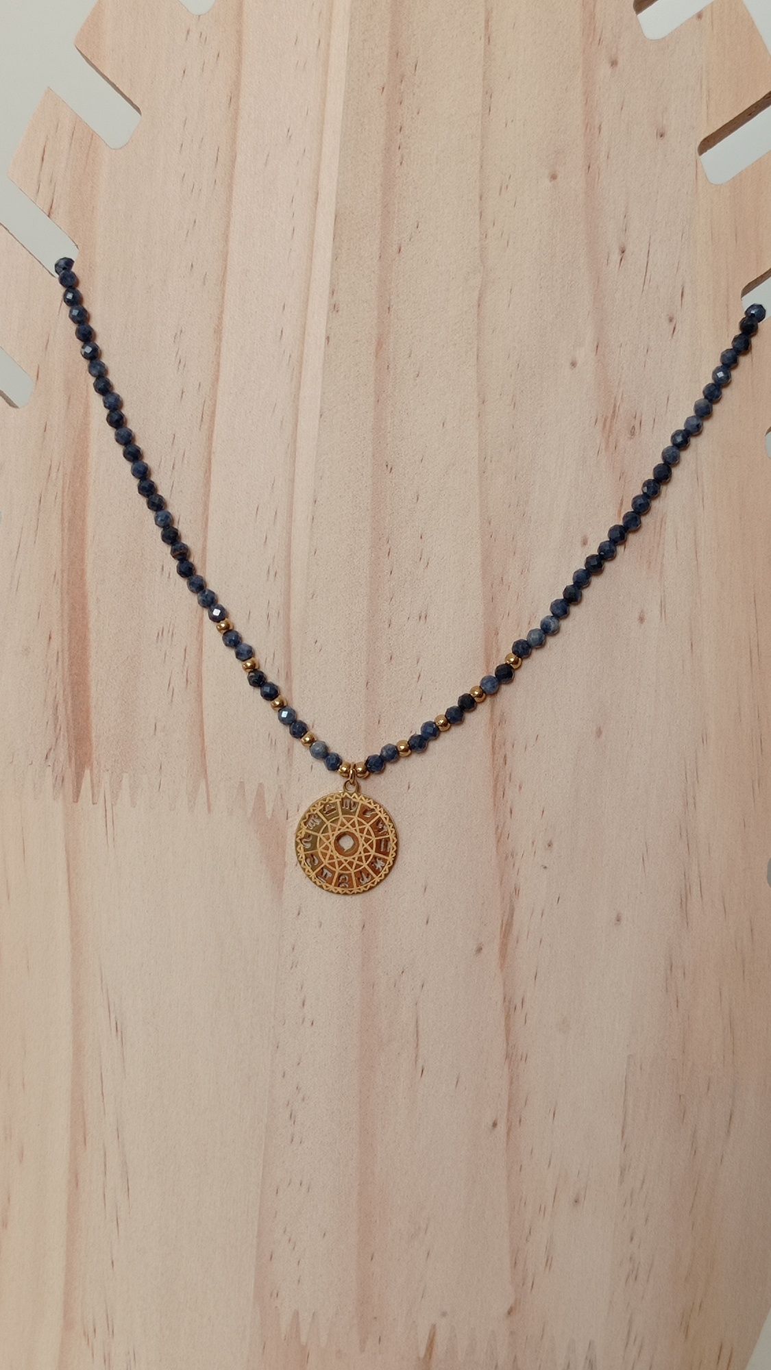 Naszyjnik z szafirów z zawieszką znaki zodiaku