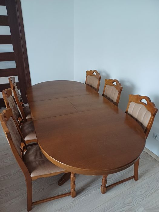 Solidny rozkładany stół z krzesłami