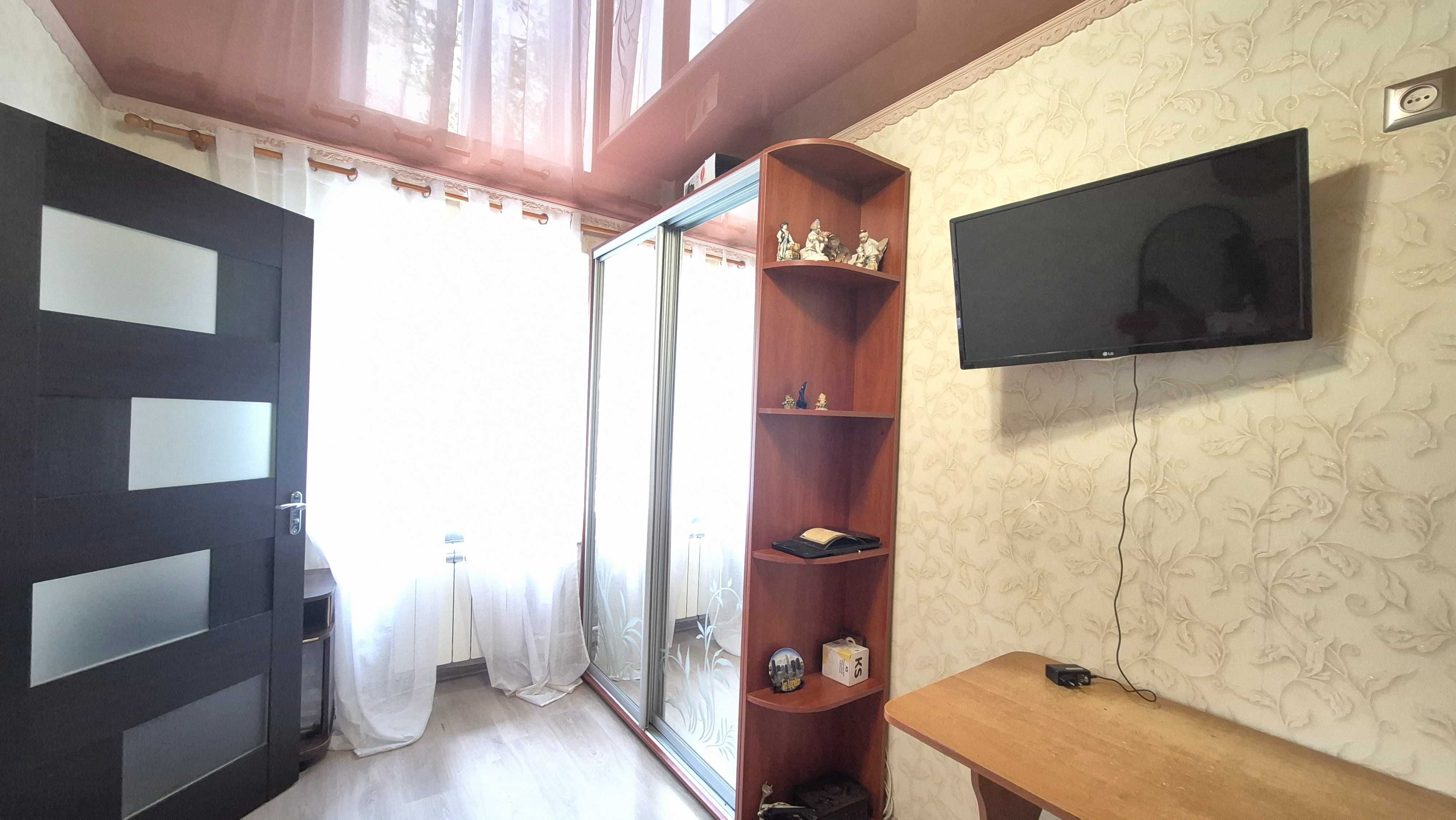 *3-кімнатна квартира з ремонтом, по вул. Демократична