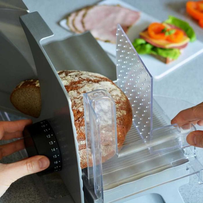 Krajalnica elektryczna BLAUPUNKT 200W z dodatkowym ostrzem do wędlin