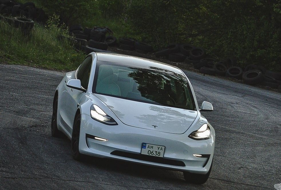 Оренда Tesla 3 Performance